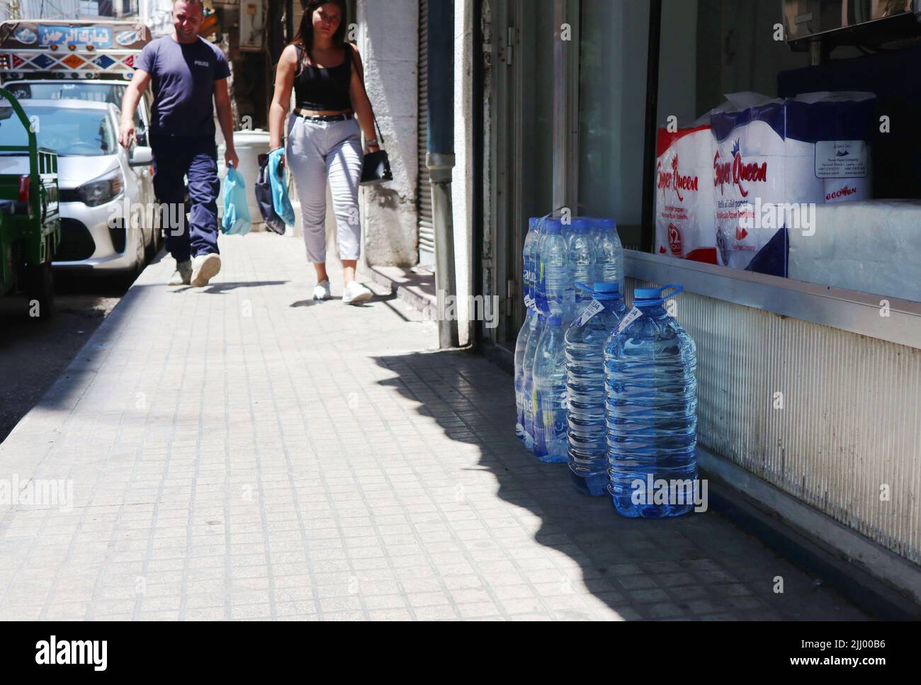Mineralwasser zum Verkauf in einem Geschäft in Beirut, Libanon, am 19 2022. Juli. Im Libanon sind Millionen von Menschen, vor allem Kinder, mit schweren Gesundheitsrisiken konfrontiert, da das Wasserversorgungssystem des Landes aufgrund der Energiekrise am Rand ist, warnte UNICEF in dem am 21 2022. Juli veröffentlichten Bericht ‘Struggling to keep the Taps on“. Eine unzureichende Versorgung mit sicherem Wasser gefährdet Säuglinge und Kinder, die besonders anfällig für wasserbedingte Krankheiten sind, heißt es im Bericht. Die Mehrheit der libanesischen Haushalte ist aufgrund der sehr schlechten Qualität des Leitungswassers für ihren Trinkbedarf auf abgefülltes Wasser angewiesen Stockfoto