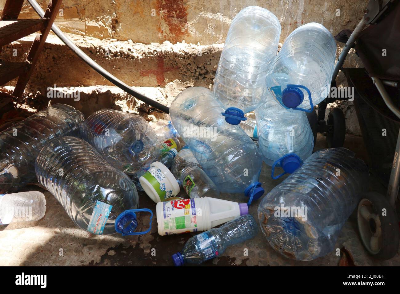 Leere Wasserflaschen im Müll, Beirut, Libanon, am 19 2022. Juli. Im Libanon sind Millionen von Menschen, vor allem Kinder, mit schweren Gesundheitsrisiken konfrontiert, da das Wasserversorgungssystem des Landes aufgrund der Energiekrise am Rand ist, warnte UNICEF in dem am 21 2022. Juli veröffentlichten Bericht ‘Struggling to keep the Taps on“. Eine unzureichende Versorgung mit sicherem Wasser gefährdet Säuglinge und Kinder, die besonders anfällig für wasserbedingte Krankheiten sind, heißt es im Bericht. Die Mehrheit der libanesischen Haushalte ist aufgrund der sehr schlechten Qualität des Leitungswassers, vor allem, auf Flaschenwasser für ihren Trinkbedarf angewiesen Stockfoto