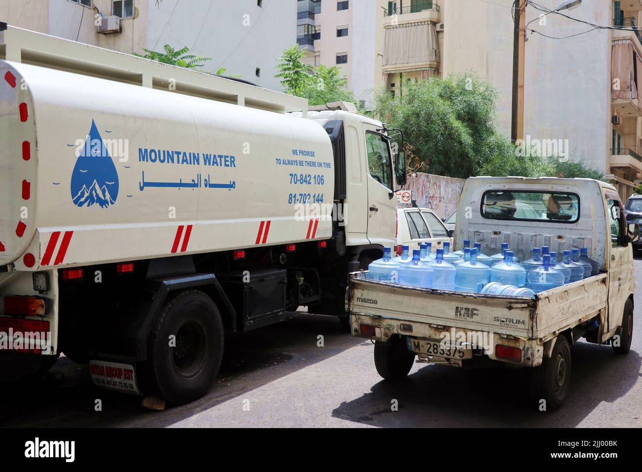 Wasser in LKW und Flaschen gesehen in Beirut, Libanon, am 21 2022. Juli. Im Libanon sind Millionen von Menschen, vor allem Kinder, mit schweren Gesundheitsrisiken konfrontiert, da das Wasserversorgungssystem des Landes aufgrund der Energiekrise am Rand ist, warnte UNICEF in dem am 21 2022. Juli veröffentlichten Bericht ‘Struggling to keep the Taps on“. Eine unzureichende Versorgung mit sicherem Wasser gefährdet Säuglinge und Kinder, die besonders anfällig für wasserbedingte Krankheiten sind, heißt es im Bericht. Die Mehrheit der libanesischen Haushalte ist aufgrund der sehr schlechten Qualität des Leitungswassers für ihren Trinkbedarf auf Flaschenwasser angewiesen Stockfoto