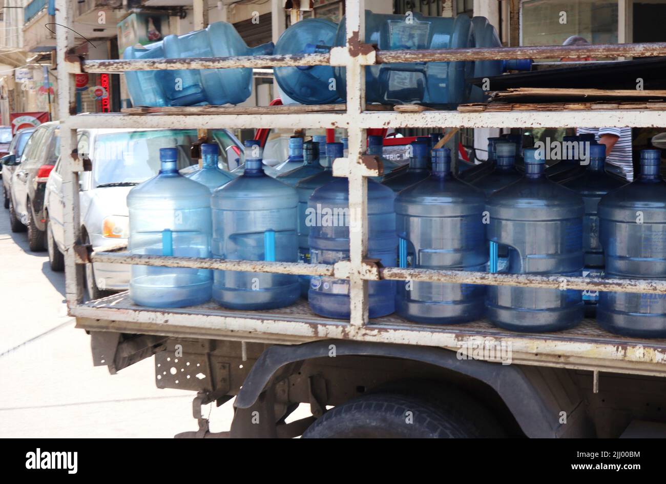Wasserflaschen gesehen in Beirut, Libanon, am 19 2022. Juli. Im Libanon sind Millionen von Menschen, vor allem Kinder, mit schweren Gesundheitsrisiken konfrontiert, da das Wasserversorgungssystem des Landes aufgrund der Energiekrise am Rand ist, warnte UNICEF in dem am 21 2022. Juli veröffentlichten Bericht ‘Struggling to keep the Taps on“. Eine unzureichende Versorgung mit sicherem Wasser gefährdet Säuglinge und Kinder, die besonders anfällig für wasserbedingte Krankheiten sind, heißt es im Bericht. Die Mehrheit der libanesischen Haushalte ist aufgrund der sehr schlechten Qualität des Leitungswassers, insbesondere in den Städten AS, auf abgefülltes Wasser für ihren Trinkbedarf angewiesen Stockfoto