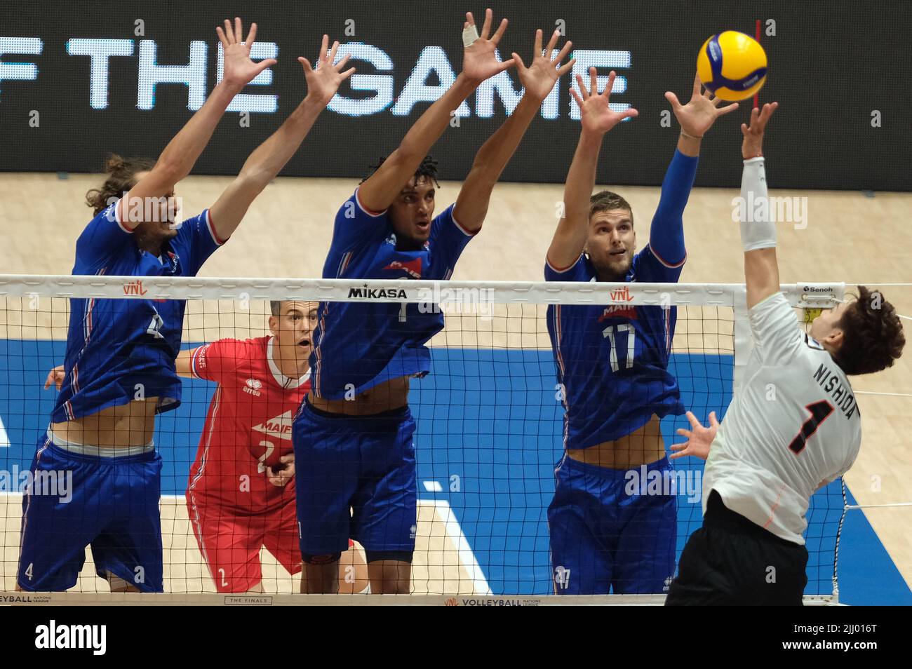 Bologna, Italien. 21.. Juli 2022. Block von Trevor Clevenot (FRA) - Barthelemy Chinenyeze (FRA) und Jean Patry (FRA) während der Volleyball Nations League man - Viertelfinale - Frankreich gegen Japan, Volleyball Intenationals in Bologna, Italien, Juli 21 2022 Quelle: Independent Photo Agency/Alamy Live News Stockfoto