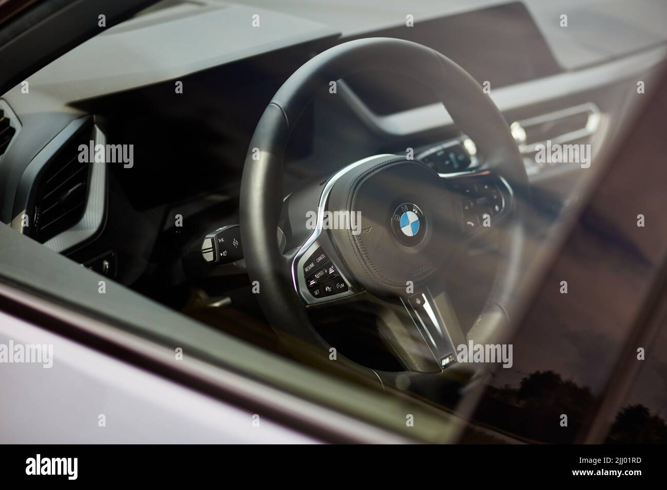 Lenkrad und Innenraum des BMW 118i in der M Sport-Version. Blick durch das  Fenster von der Fahrerseite. Katowice;Polen- 18.07.2020 Stockfotografie -  Alamy