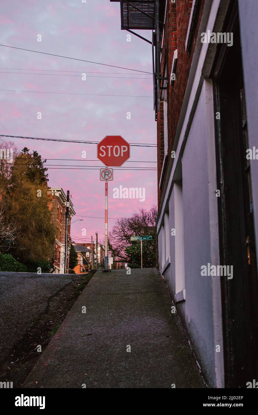 Stoppschild, kein Parkschild bei Sonnenuntergang mit rosa Himmel auf der Bellevue Street im Capitol Hill Viertel von Seattle Stockfoto