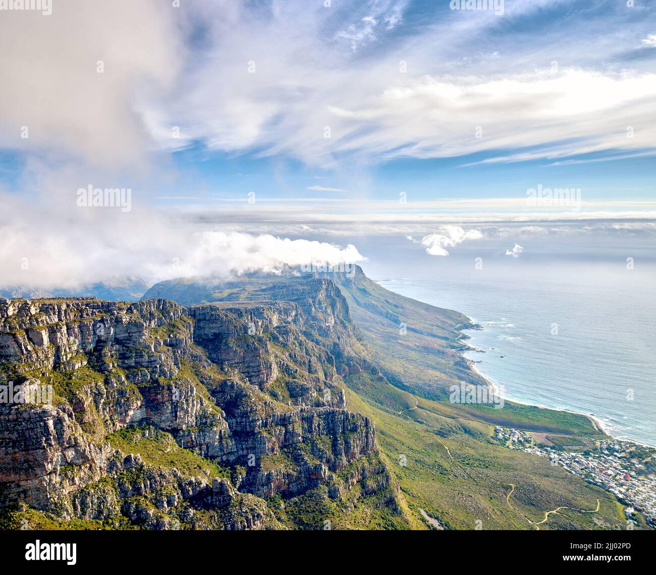 Auf dem Tafelberg in Kapstadt bilden sich dicke Wolken mit Kopierfläche. Felsiges Gelände mit Blick auf das Meer, friedliche Natur im Einklang mit Stockfoto