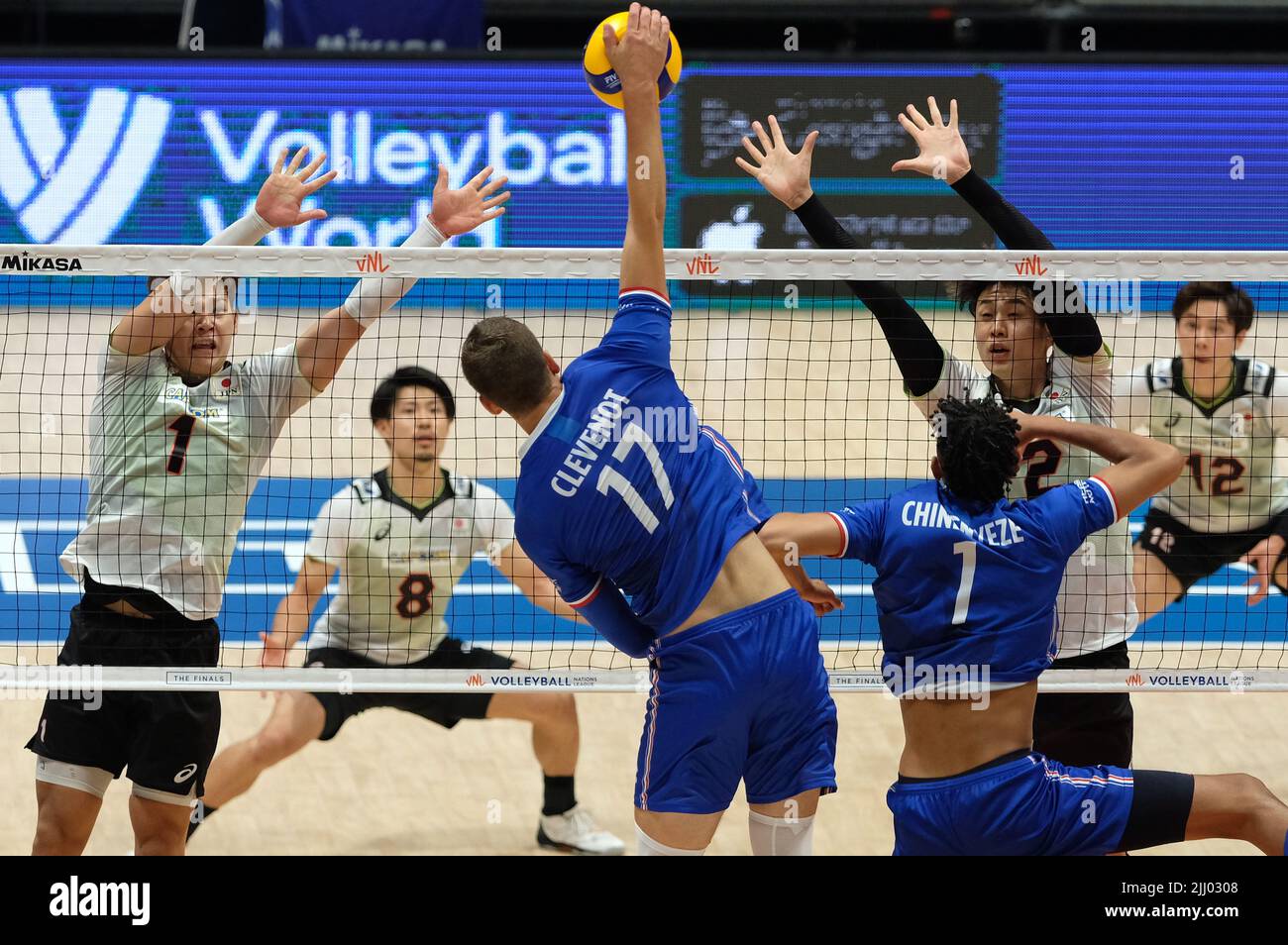 Bologna, Italien. 21.. Juli 2022. Block von Yuyi Nishida (JPN) und Ran Takahashi (JPN) während der Volleyball Nations League man - Viertelfinale - Frankreich gegen Japan, Volleyball Intenationals in Bologna, Italien, Juli 21 2022 Quelle: Independent Photo Agency/Alamy Live News Stockfoto