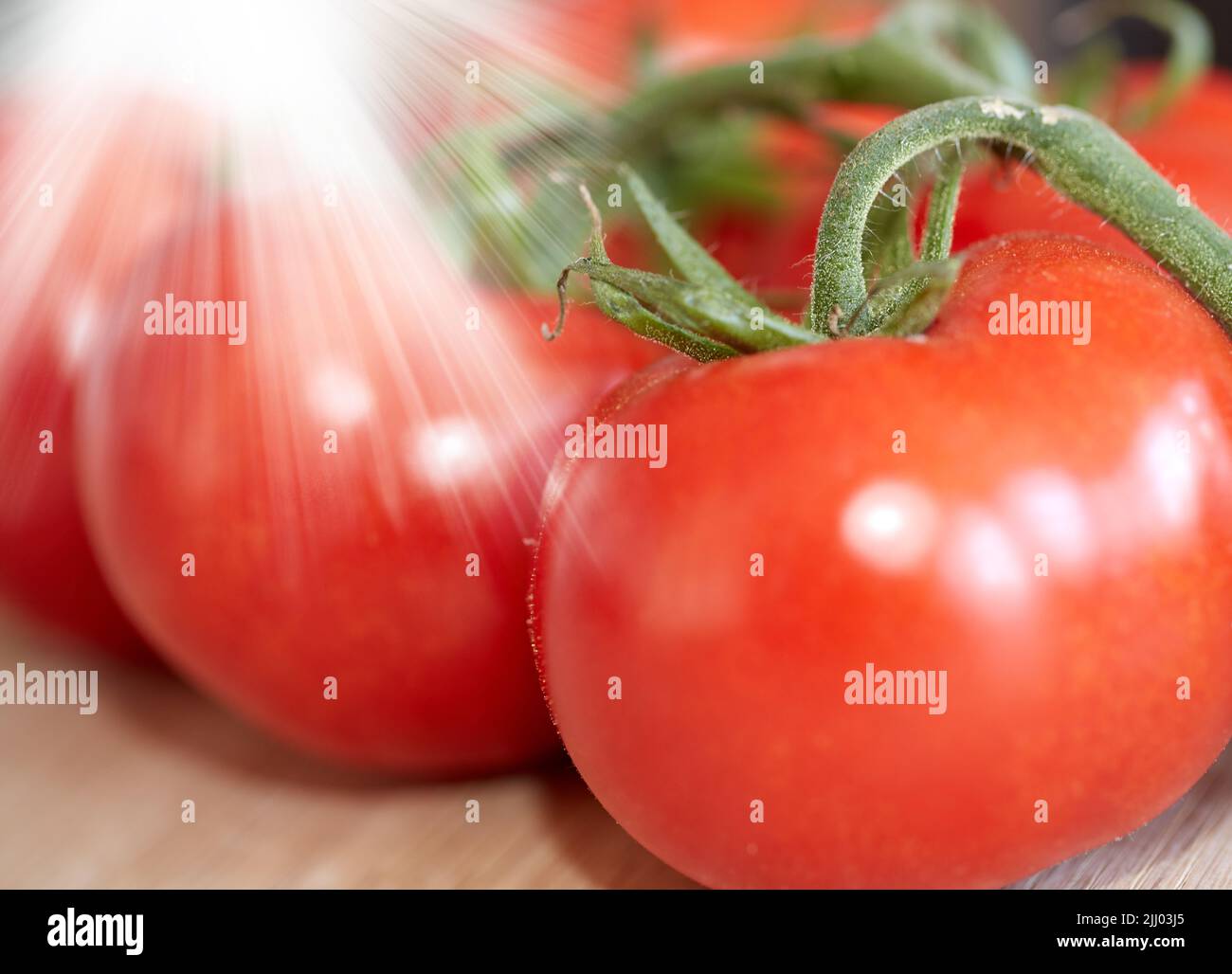 Nahaufnahme von frischen Tomaten, die mit Wasser gewaschen wurden. Gruppe von gesunden roten Tomatengemüse oder geerntetem Obst, perfekt für rohe Sommersalate, eine Mahlzeit oder als Stockfoto