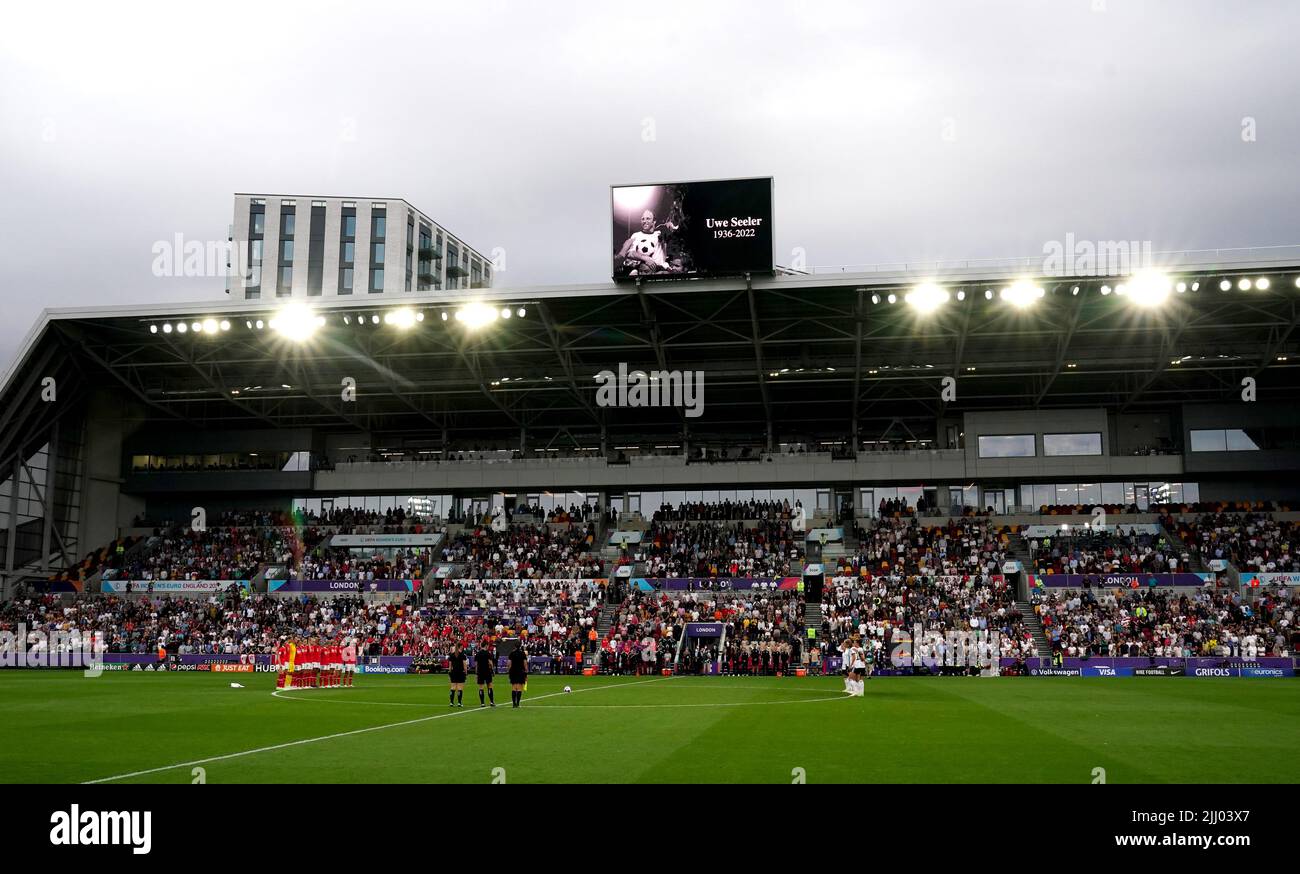 Deutschland und Ausyria stehen für eine Schweigeminute zur Erinnerung an Uwe Seeler während des UEFA Women's Euro 2022 Viertelfinales im Brentford Community Stadium, London. Bilddatum: Donnerstag, 21. Juli 2022. Stockfoto