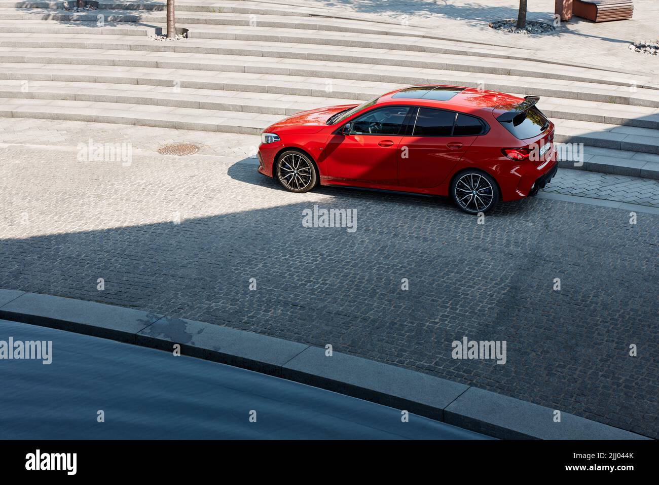 Roter BMW M135i vor dem NOSPR-Konzertsaal. Draufsicht. Modell F40, Baujahr 2019. 306 PS Motor, Beschleunigung 0-100 km-h - 4.8 s Katowice, Po Stockfoto