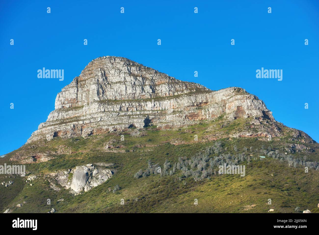Schöner Lions Head Berg am klaren blauen Himmel mit Kopierraum. Sommerlandschaft der Berge mit Hügeln mit grünem Gras oder Sträuchern bei a bedeckt Stockfoto