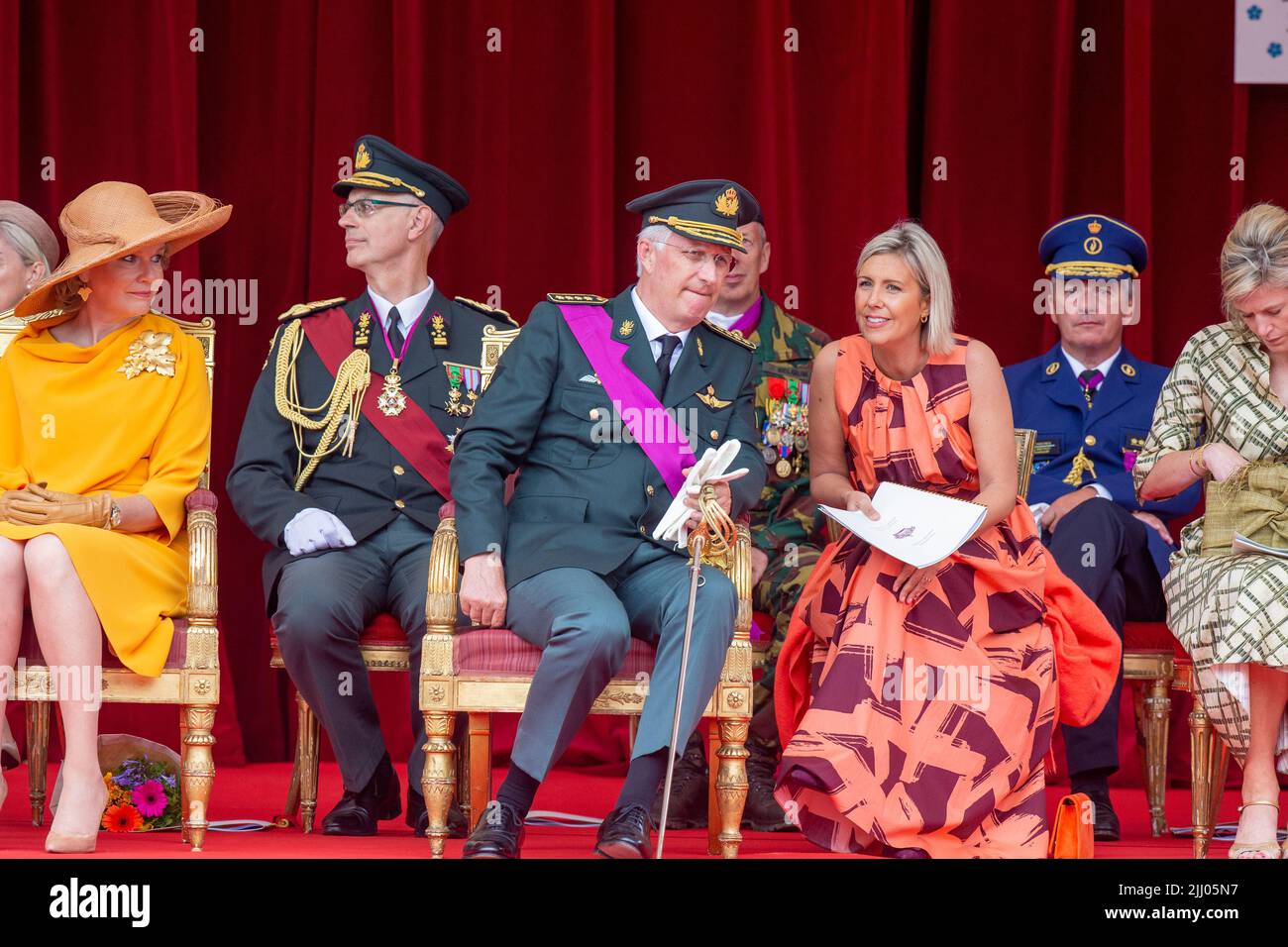 Brüssel, Belgien. 21.. Juli 2022. Königin Mathilde von Belgien, König Philippe - Filip von Belgien und Verteidigungsminister Ludivine Dedonter während der Militär- und Zivilparade am belgischen Nationalfeiertag, am Donnerstag, dem 21. Juli 2022, in Brüssel. BELGA FOTO NICOLAS MAETERLINCK Kredit: Belga Nachrichtenagentur/Alamy Live News Stockfoto