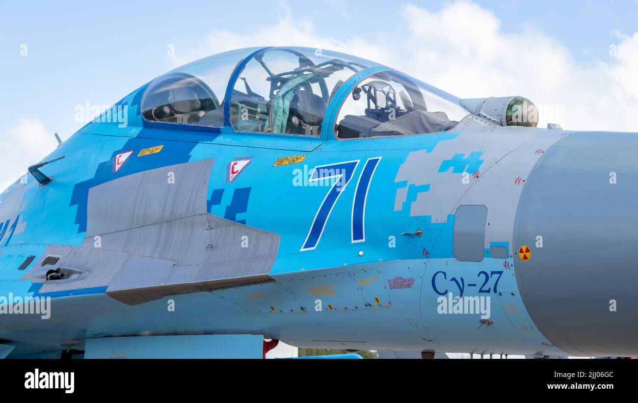 SIAULIAI / LITAUEN - 27. Juli 2019: Die Luftwaffe der Ukraine, Sukhoi Su-27, ist auf der Flugschau Falcon Wings 2019 in Siauliai A stationäre Kampfjet-Flugzeuge Stockfoto