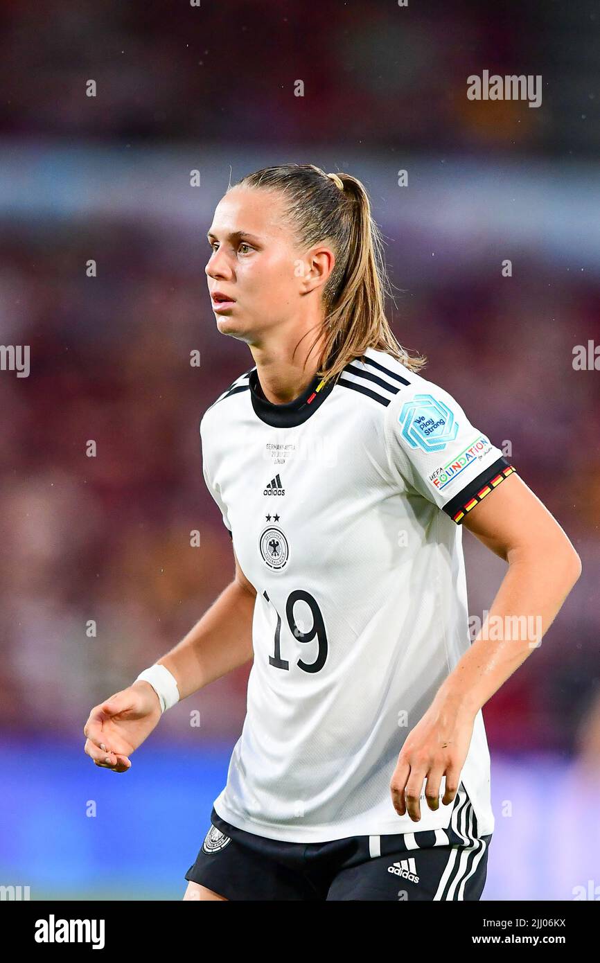 Brentford, Großbritannien. 21.. Juli 2022. Klara Buehl (19 Deutschland) während des UEFA Womens Euro 2022 Fußballspiels zwischen Deutschland und Österreich im Brentford Community Stadium in Brentford, England. (Foto: Kevin Hodgson/Sports Press Photo/C - EINE STUNDE DEADLINE - FTP NUR AKTIVIEREN, WENN BILDER WENIGER ALS EINE STUNDE ALT sind - Alamy) Quelle: SPP Sport Press Photo. /Alamy Live News Stockfoto