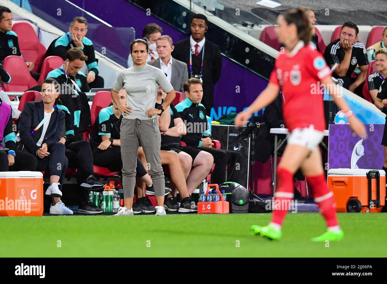 Brentford, Großbritannien. 21.. Juli 2022. Irene Fuhrmann, Cheftrainerin Österreichs, während des UEFA-Fußballspiels der Damen zur Euro 2022 zwischen Deutschland und Österreich im Brentford Community Stadium in Brentford, England. (Foto: Kevin Hodgson/Sports Press Photo/C - EINE STUNDE DEADLINE - FTP NUR AKTIVIEREN, WENN BILDER WENIGER ALS EINE STUNDE ALT sind - Alamy) Quelle: SPP Sport Press Photo. /Alamy Live News Stockfoto