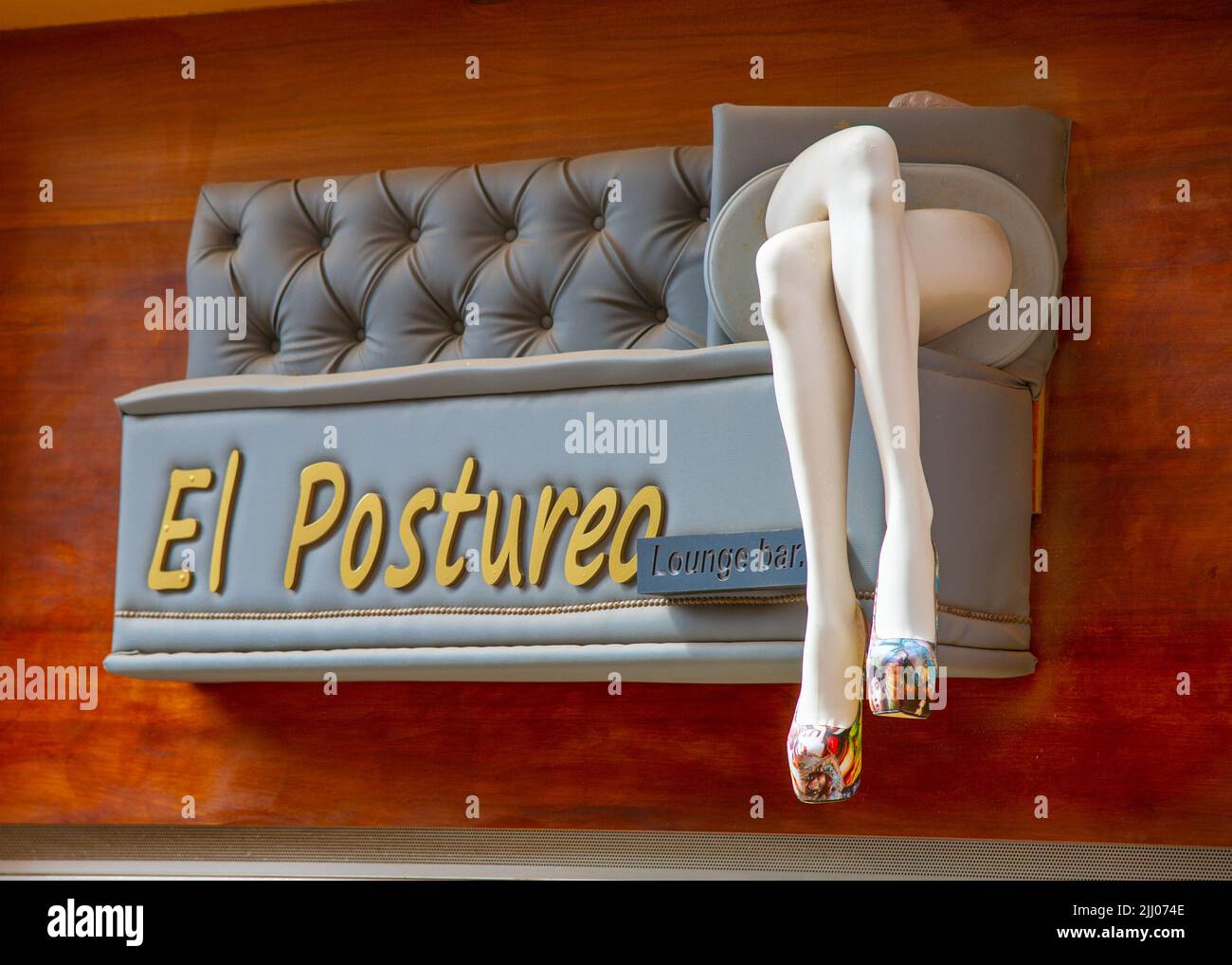 Februar 20 2022-ungewöhnliche Anzeige für eine Bar auf den Kanarischen Inseln von Las Palmas, in der eine weibliche Schaufensterpuppe auf der Couch sitzt Stockfoto