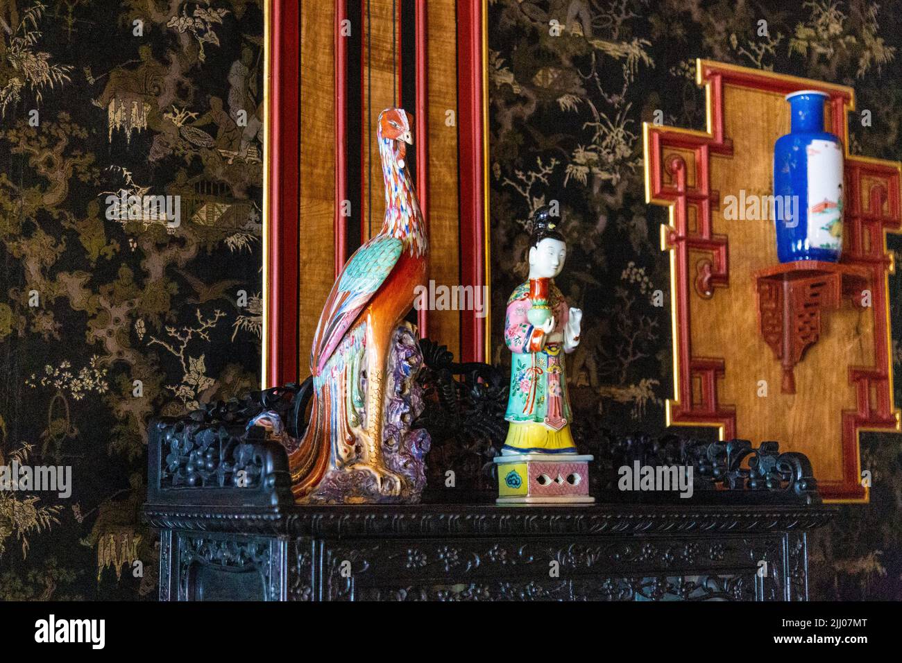 Orientalische chinesische Figuren im Chinesischen Saal im barocken königlichen Wilanow-Palast aus dem 17.. Jahrhundert, Warschau, Polen Stockfoto