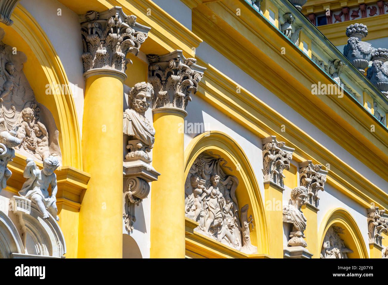 Gelbes Äußere des barocken königlichen Wilanow-Palastes aus dem 17.. Jahrhundert, geschmückt mit Büsten, Pilastern und Reliefs, Warschau, Polen Stockfoto