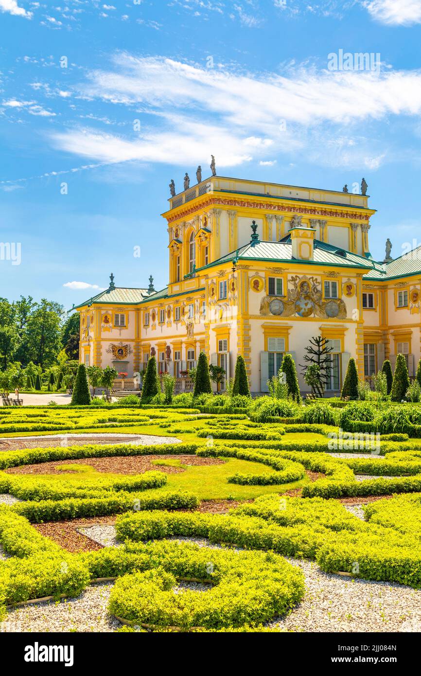 Garten topiary und verzierten gelben Äußere des italienischen Stils 17. Jahrhundert barocken königlichen Wilanow-Palast, Warschau, Polen Stockfoto