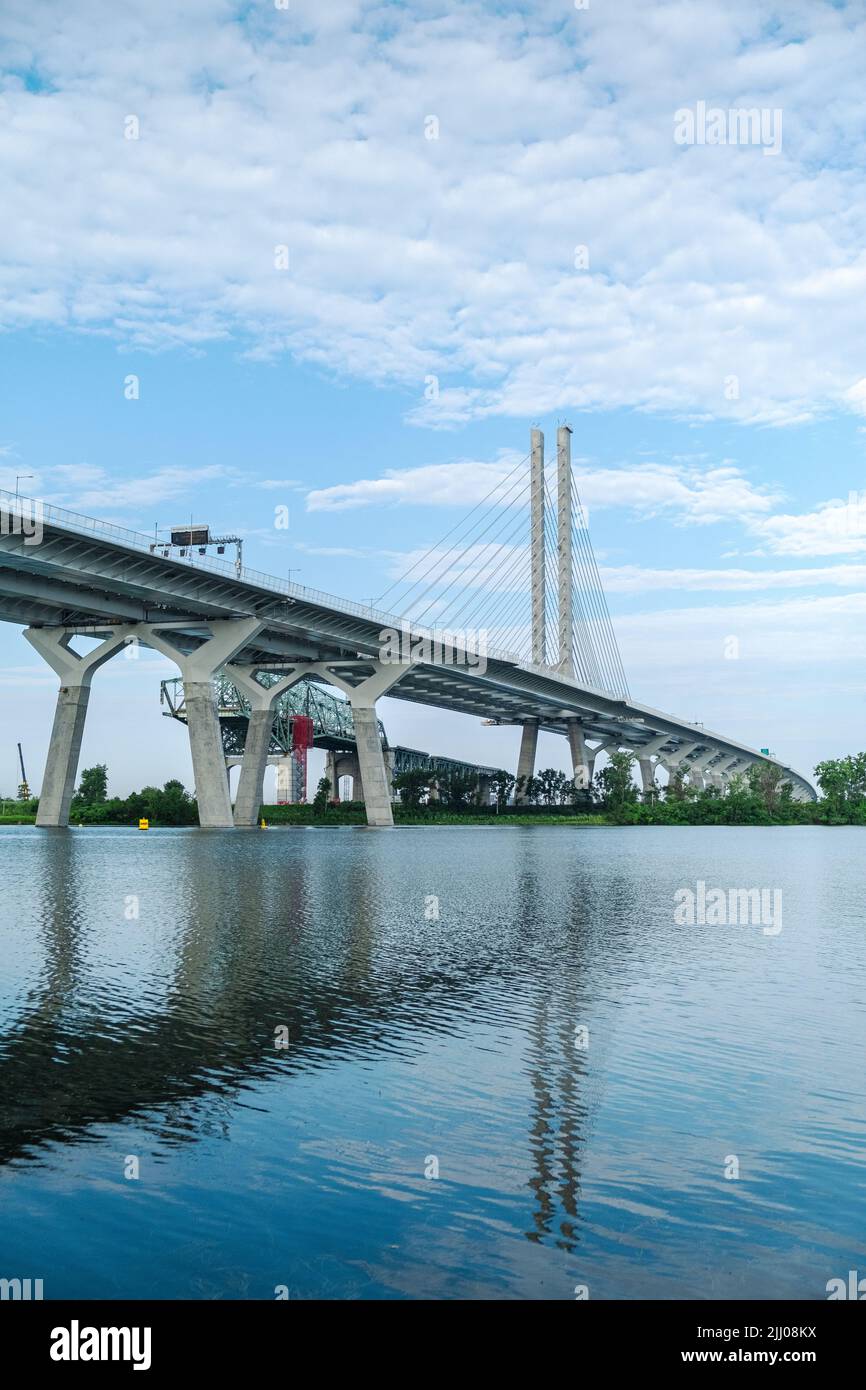 Alt und neu. Die stillgelegte Champlain Bridge steht ihrem Nachfolger gegenüber. Stockfoto