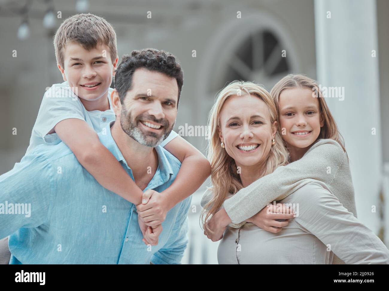 Seine Familienzeit. Eine Familie, die zu Hause Zeit zusammen verbringt. Stockfoto