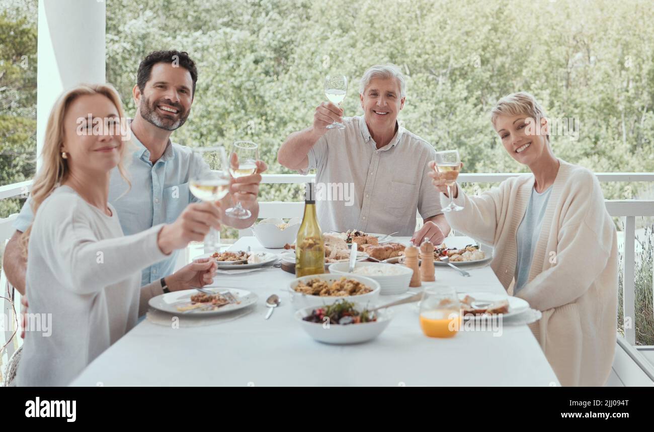 Ein Familienessen sollte mit Lachen und Liebe serviert werden. Ein Familienessen mit Weingläsern zu Hause. Stockfoto