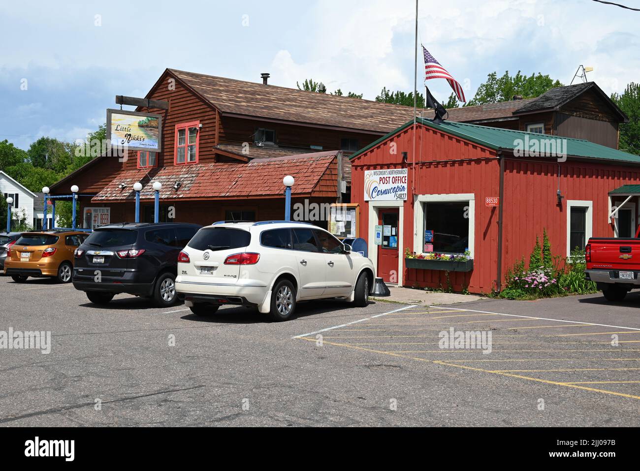 Little Nikki's Restaurant und das Postamt in der kleinen Touristenstadt Cornucopia, WI, am Ufer des Lake Superior. Stockfoto