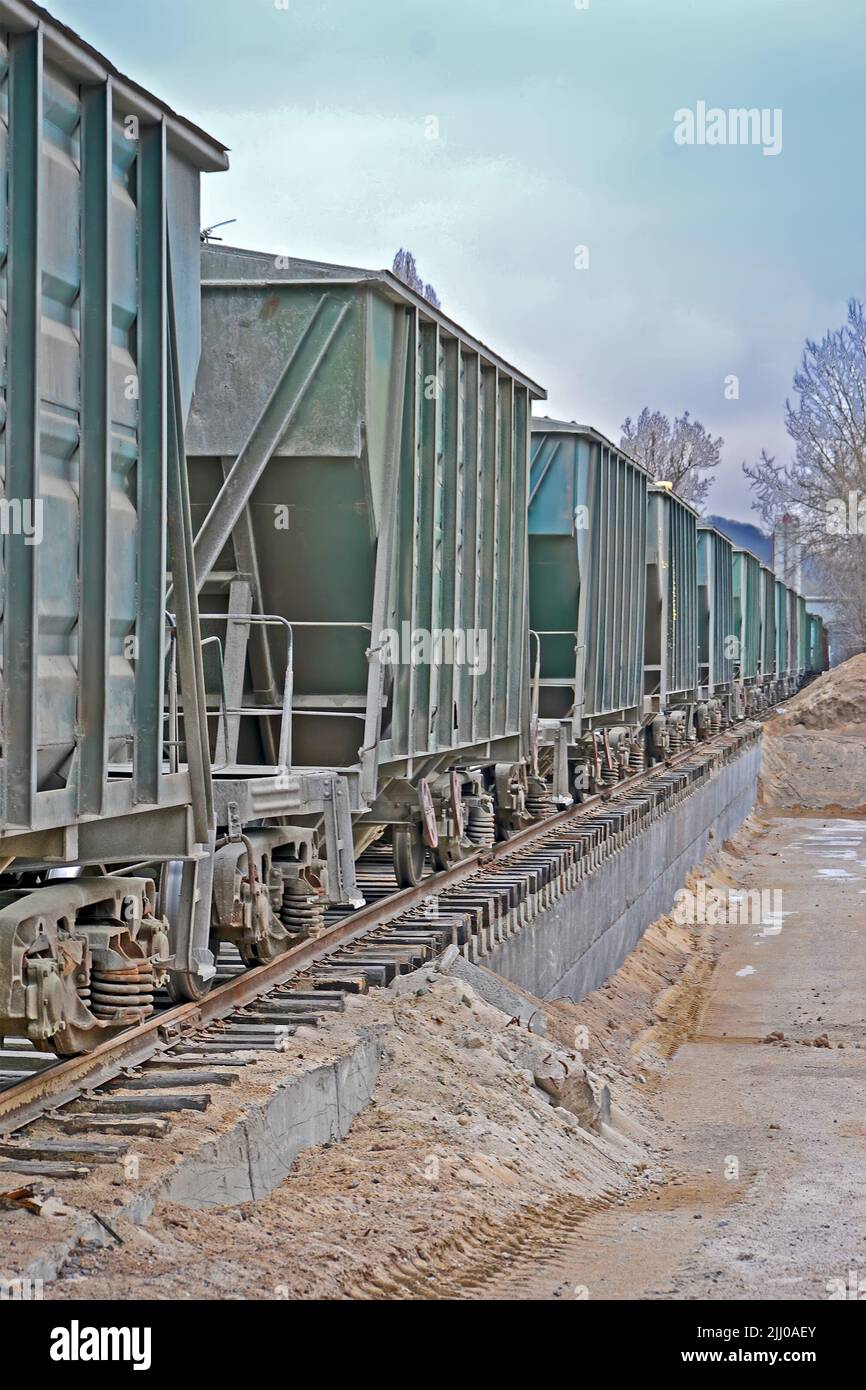 Vintage Cargo Wagon Zug Linie mit Ventil Hahn Haufen in böse Tag, Transport-Technologie Vielfalt Stockfoto