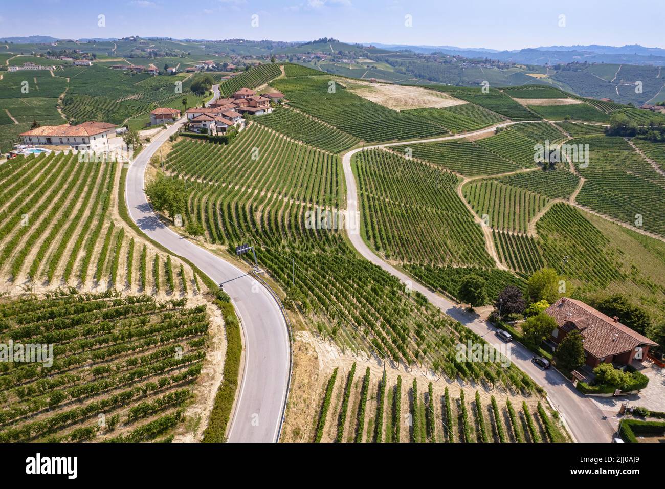Luftaufnahme der Romantischen Straße der Langhe und Roero zwischen endlosen Landschaften von Weinbergen. Piemont Italien Stockfoto
