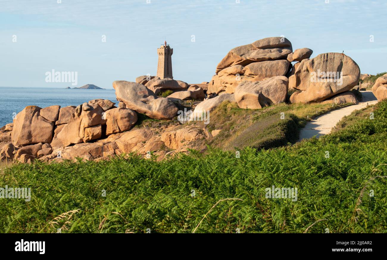 Der mittlere Ruz Leuchtturm in Ploumanac'h, Bretagne, Frankreich Stockfoto