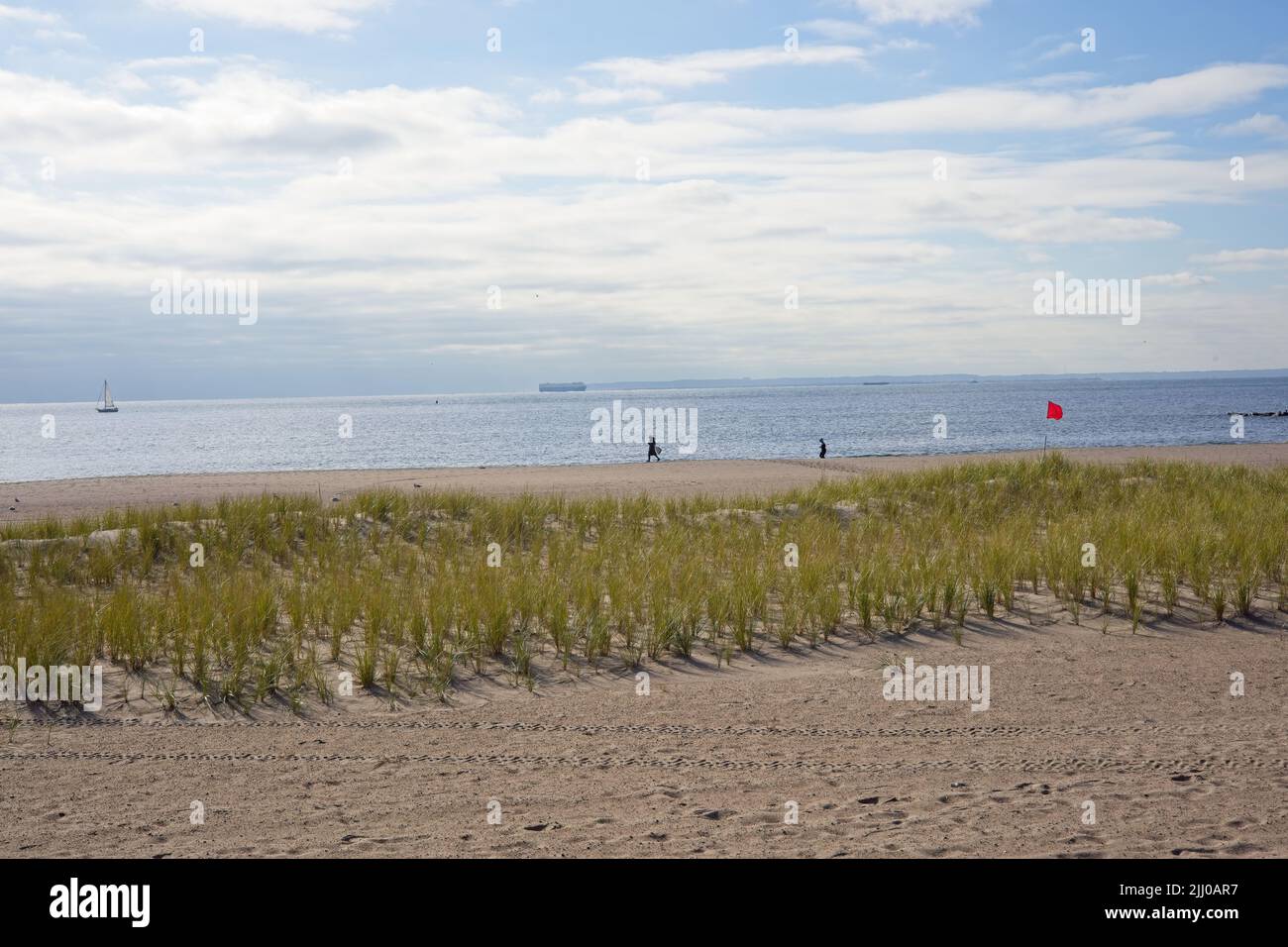 Brooklyn, NY, USA - 21. Juli 2022: Ein Blick in der Nebensaison auf den Strand und das Meer auf Coney Island Stockfoto