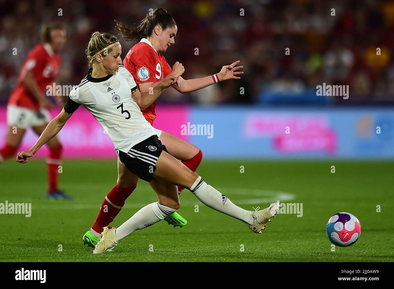 London, Großbritannien. 21.. Juli 2022. Sarah Zadrazil von Austria Women (R) wird von Kathrin Hendrich von Germany Women (L) in Angriff genommen. UEFA Women's Euro England 2022, Viertelfinalspiel, Deutschland Frauen gegen Österreich Frauen im Brentford Community Stadium in London am Donnerstag, den 21.. Juli 2022. Dieses Bild darf nur für redaktionelle Zwecke verwendet werden. Nur zur redaktionellen Verwendung, Lizenz für kommerzielle Nutzung erforderlich. Keine Verwendung bei Wetten, Spielen oder Veröffentlichungen in einem Club/einer Liga/einem Spieler. PIC von Steffan Bowen/Andrew Orchard Sports Photography/Alamy Live News Credit: Andrew Orchard Sports Photography/Alamy Live News Stockfoto