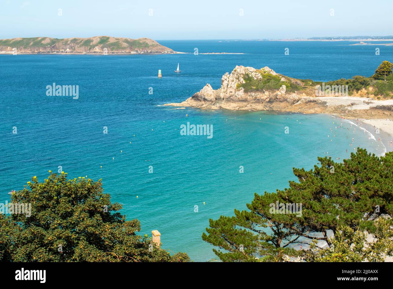 Der Strand von Trestrignel in Perros-Guirec, Bretagne, Frankreich Stockfoto