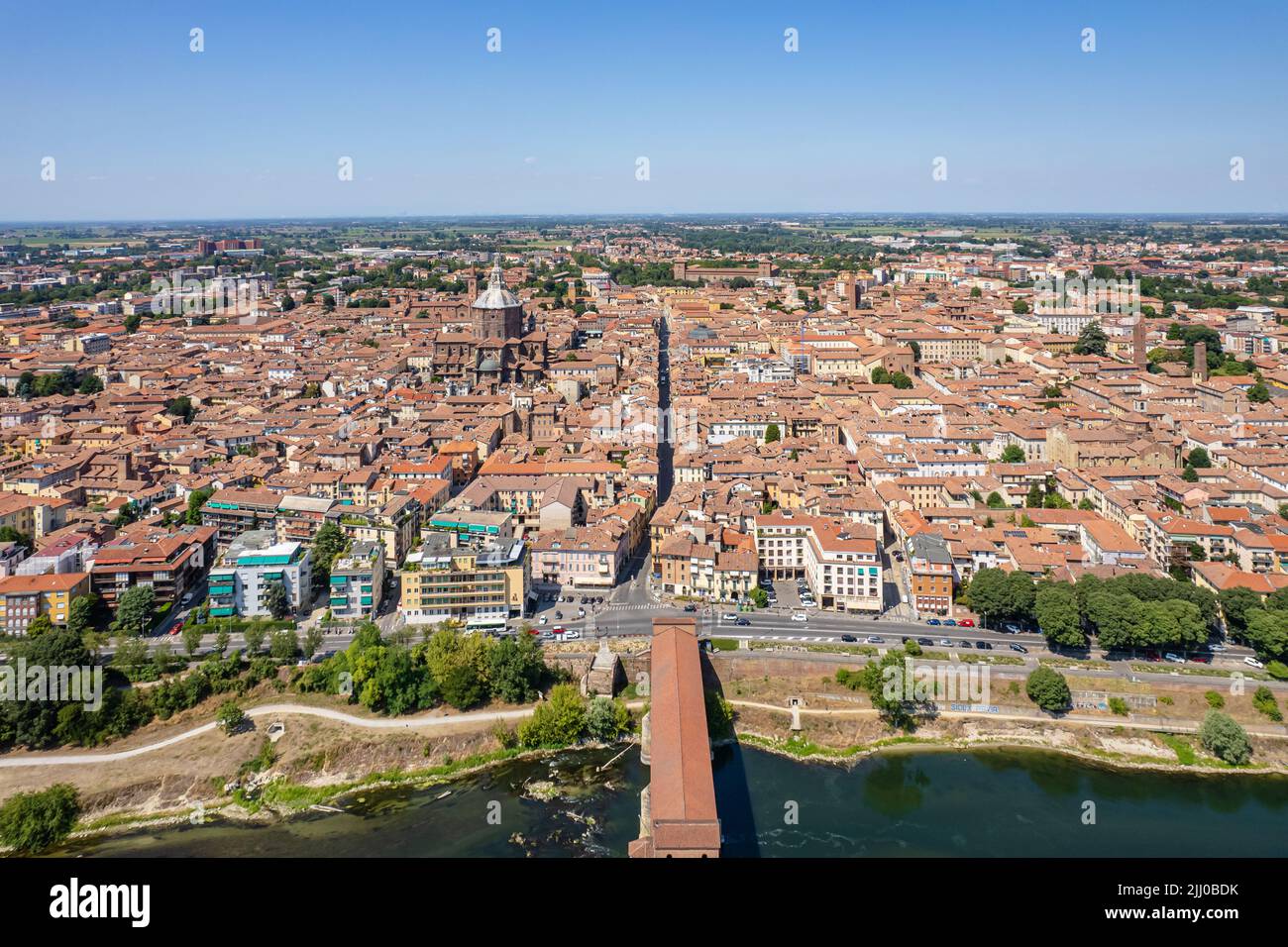 Luftaufnahme von Pavia und dem Tessin, Blick auf die Kathedrale von Pavia, überdachte Brücke. Lombardia, Italien Stockfoto