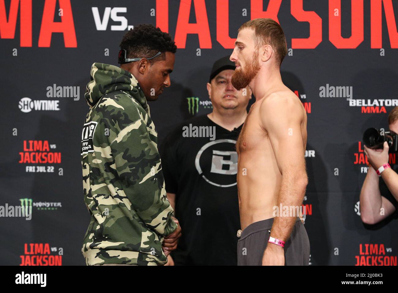 Mukhamed Berkhamov stellt sich beim feierlichen Wiegen für Bellator 283 im Emerald Queen Casino in Fife, Washington Do, gegen Lorenz Larkin Stockfoto