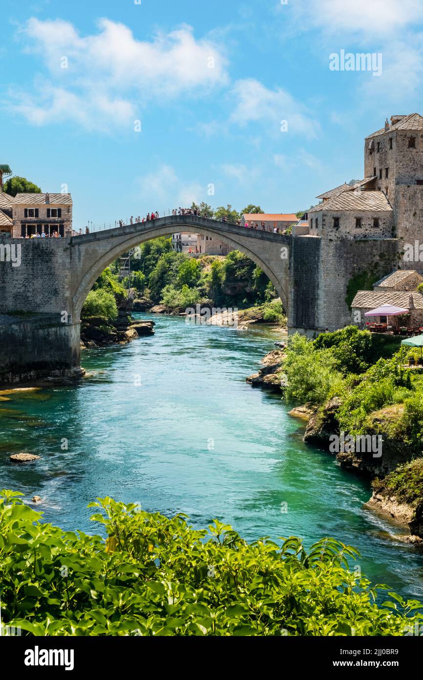 Bosnien und Herzegowinas geschätzte landschaftliche Attraktion - die Mostar-Brücke und der Fluss Neretva Stockfoto