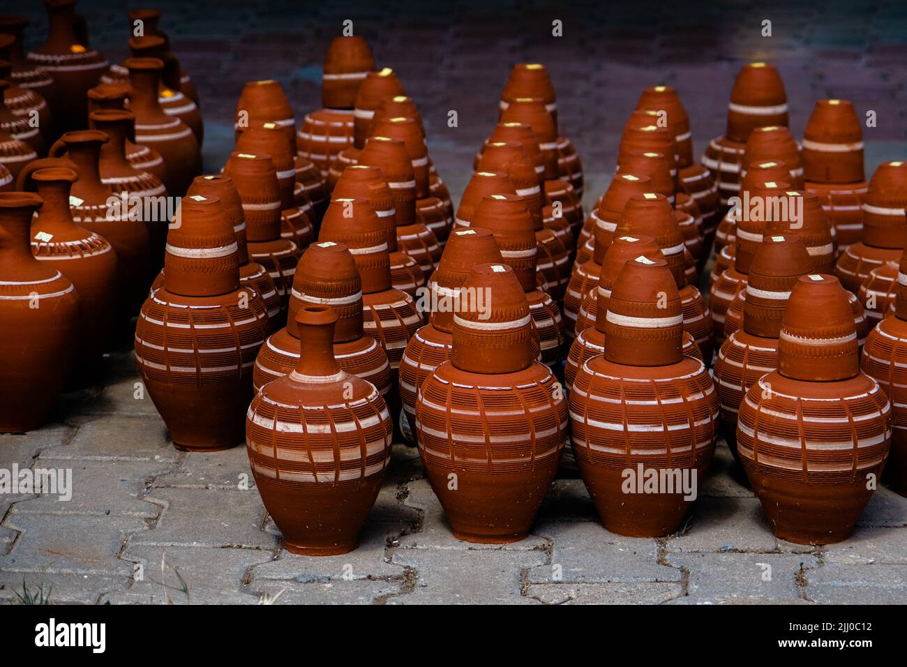 Reihen traditioneller türkischer Tontöpfe aus Terrakotta. Stockfoto