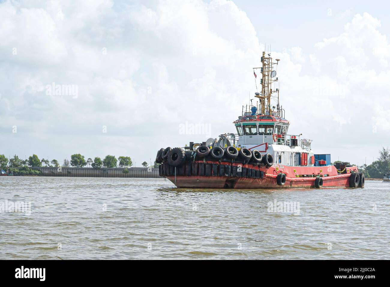 Terengganu, Malaysia: 16. Jan 2022 - großes Boot, das entlang des Flusses im Ostküstenstaat Malaysia fährt. Stockfoto