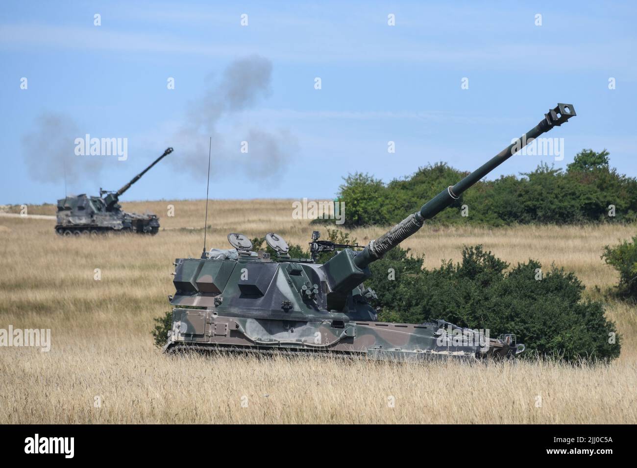 Grafenwoehr, Deutschland. 20.. Juli 2022. Polnische Soldaten mit 2. Bataillon, 5. Artilleriebrigade Live-Feuer AHS Krab 155mm selbstfahrende Haubitzen während der Übung Dynamic Front 22 auf dem Trainingsgelände Grafenwoehr, 20. Juli 2022 in Grafenwoehr, Deutschland. Quelle: Markus Rauchenberger/US Army Photo/Alamy Live News Stockfoto