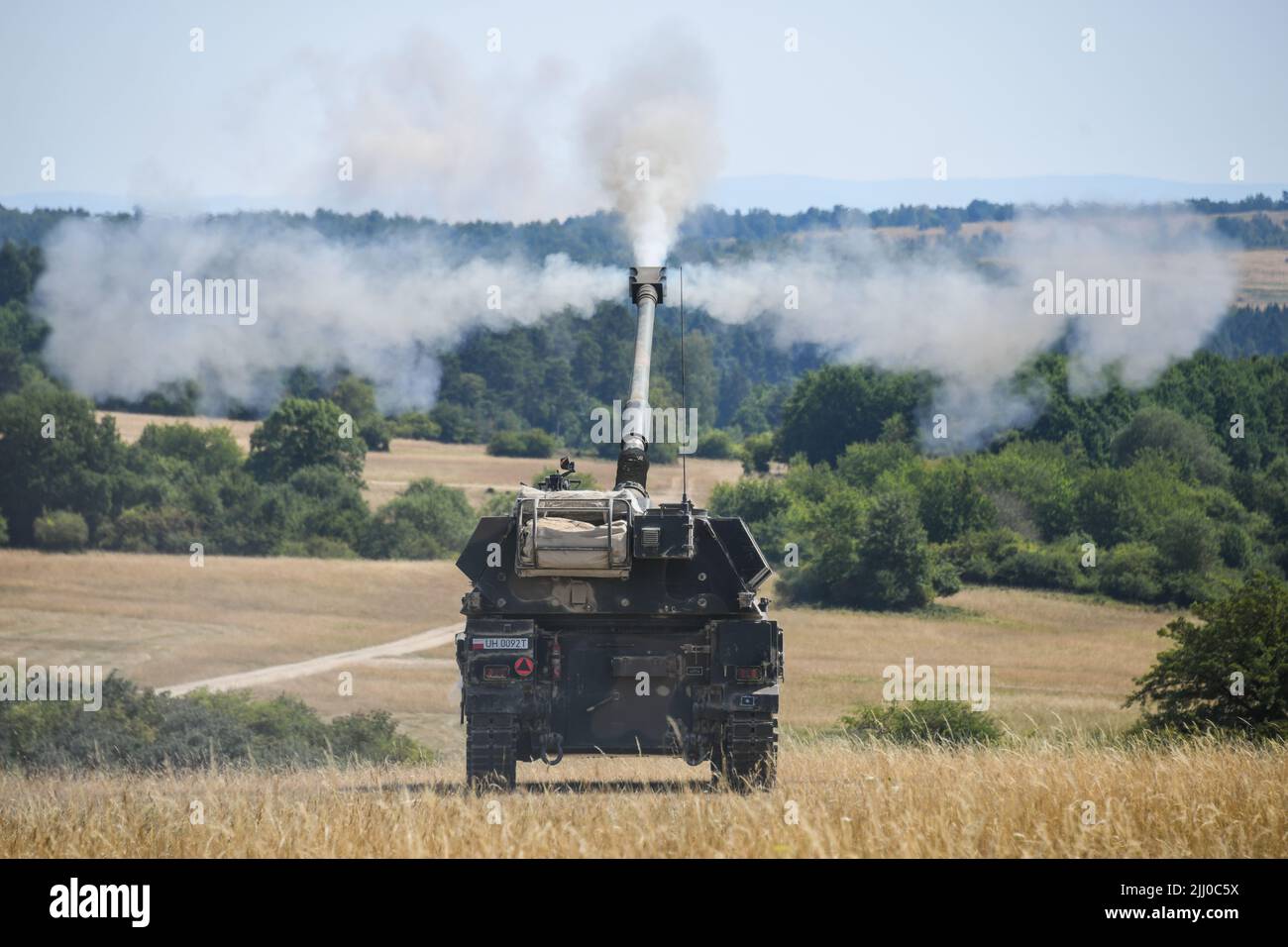 Grafenwoehr, Deutschland. 20.. Juli 2022. Polnische Soldaten mit 2. Bataillon, 5. Artilleriebrigade Live-Feuer AHS Krab 155mm selbstfahrende Haubitzen während der Übung Dynamic Front 22 auf dem Trainingsgelände Grafenwoehr, 20. Juli 2022 in Grafenwoehr, Deutschland. Quelle: Markus Rauchenberger/US Army Photo/Alamy Live News Stockfoto