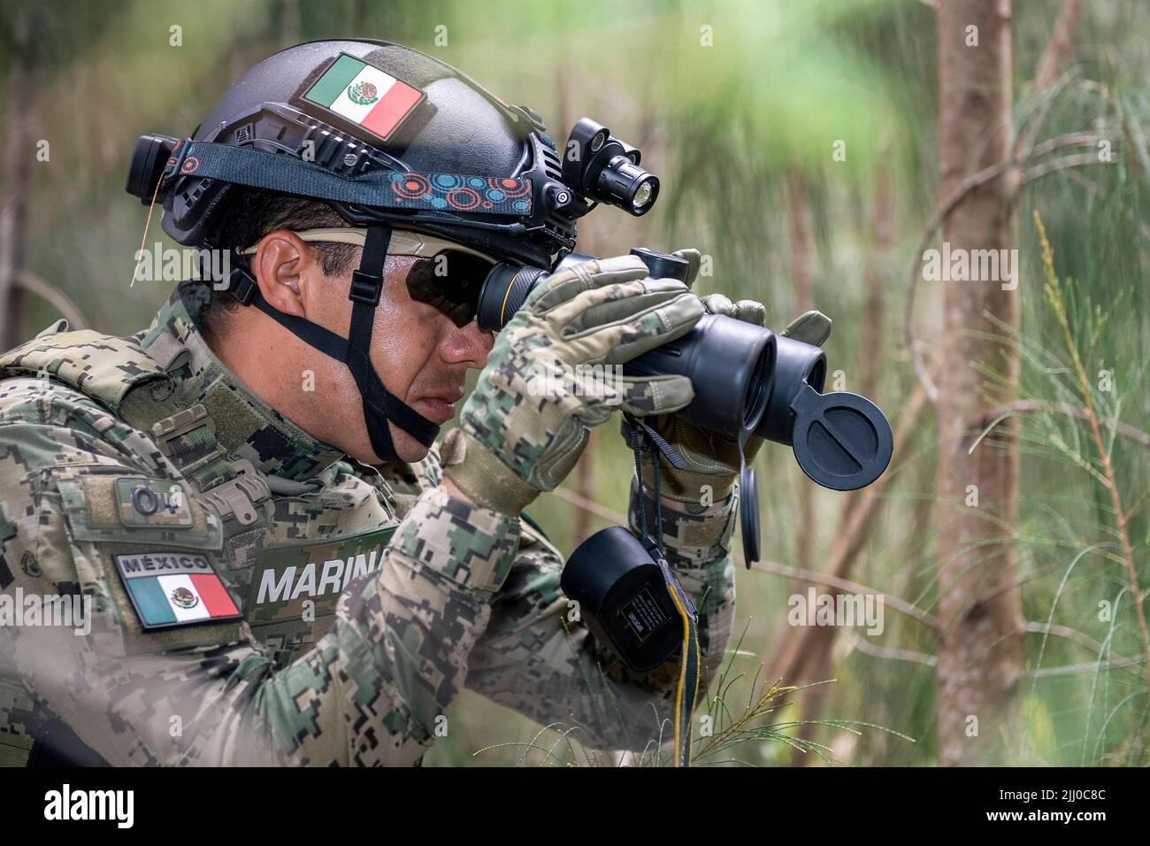 Kahuku, Usa. 20. Juli 2022. Ein Seemann mit dem mexikanischen Explosive Ordnance Disposal Team der mexikanischen Naval Infantry untersucht eine Bombe im Gegen-improvisierten Sprengstofftraining während des Rim of the Pacific im Kahuku Training Area, 20. Juli 2022 in Kahuku, Hawaii. Kredit: Cpl. Dillon Anderson/USA Navy/Alamy Live News Stockfoto