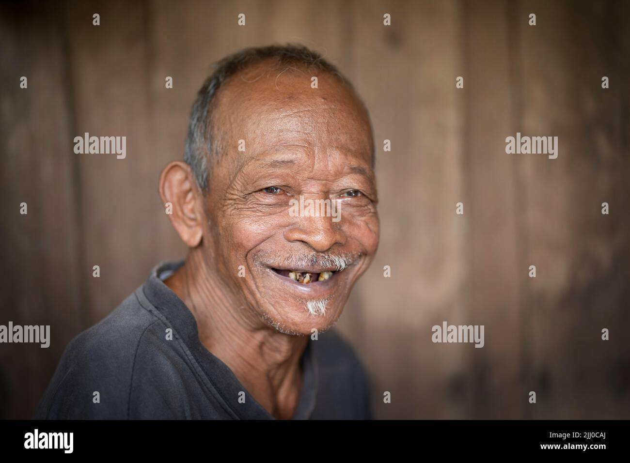 Porträt eines alten Mannes mit Vignetteneffekt. Unscharfer Hintergrund Stockfoto