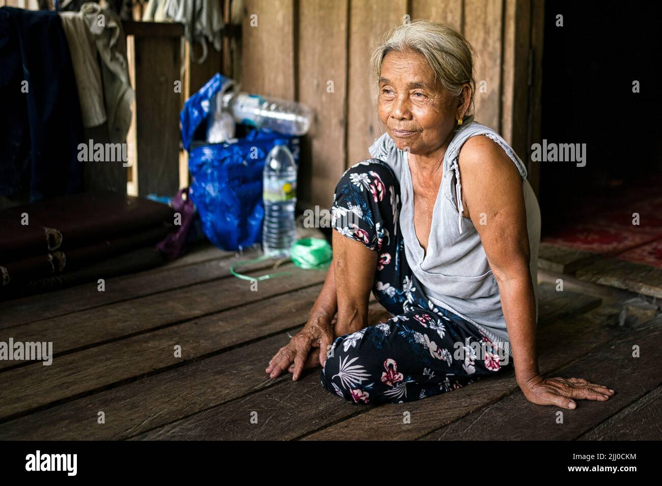 Chini, Malaysia: 19. April 2022 - Eine einzige indigene Frau sitzt und lächelt Stockfoto