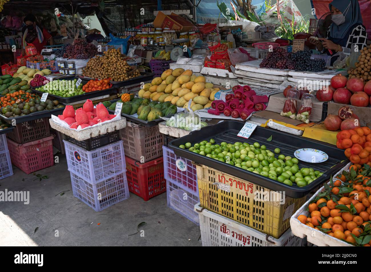 Terengganu, Malaysia: 16. Jan 2022 - Ein Obststand, der verschiedene Obstsorten verkauft Stockfoto