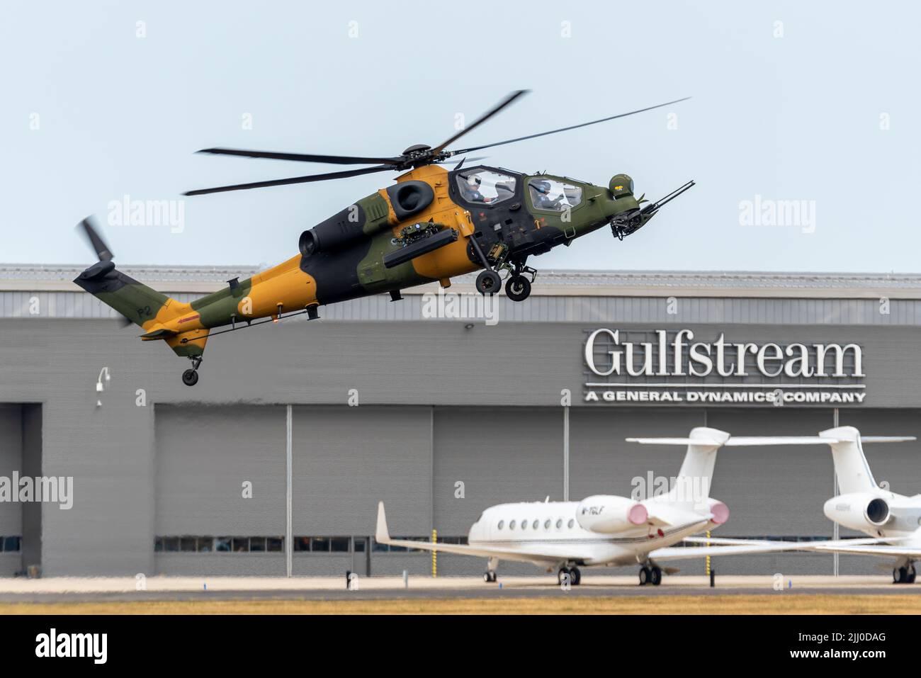 Turkish Aerospace Industries T129 ATAK Militärhubschrauber. Ein Zweimotor-Allwetterhubschrauber mit Tandemsitz und mehreren Rollen. Über Gulfstream MRO Stockfoto