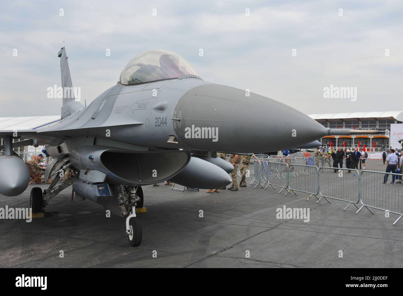 Eine Lockheed Martin F16C Fighting Falcon wurde am vierten Tag der Farnborough International Airshow (FIA) in Farnborough, Hampshire, Großbritannien, ausgestellt. Die Air Show, eine alle zwei Jahre stattfindende Messe für die Luftfahrtindustrie, ist die größte ihrer Art und zieht zivile und militärische Einkäufer aus der ganzen Welt an. Fachbesucher sind in der Regel über 100.000 Besucher. Auf die Handelsseite der Messe folgt ein Wochenende mit Flugdisplays, die an die breite Öffentlichkeit gerichtet sind. Auf der Messe wird viel getan, und auf der letzten Messe im Jahr 2018 wurden Geschäftsabschlüsse im Wert von 192 Milliarden US-Dollar vereinbart. Stockfoto