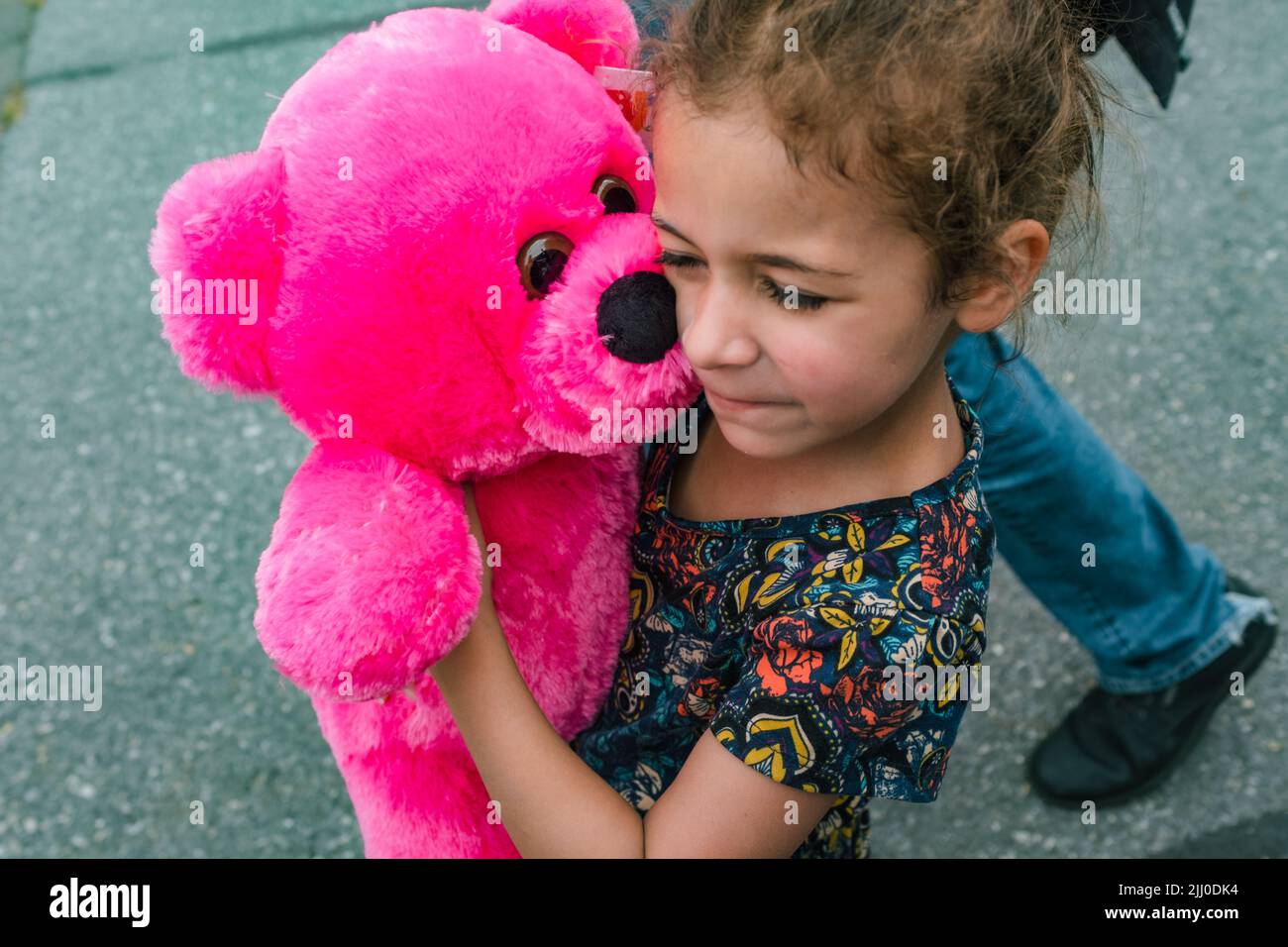 Kleines Mädchen mit rosa gefüllten Teddybären Stockfoto