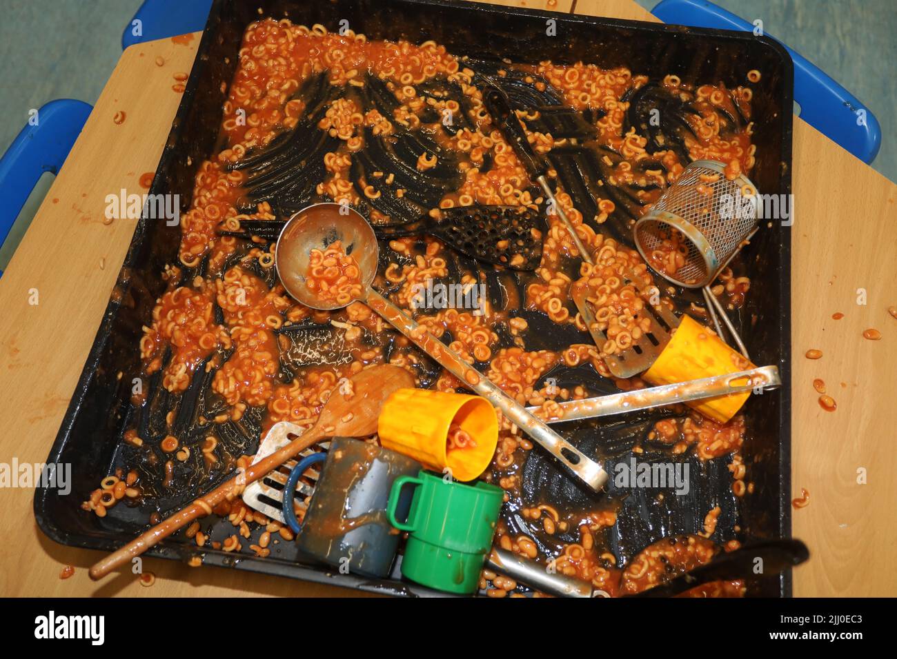 Heinz Spaghetti Hoops wird in einer Kinderschule für unordentliches, sinnliches Spiel verwendet, East Sussex, Großbritannien. Stockfoto