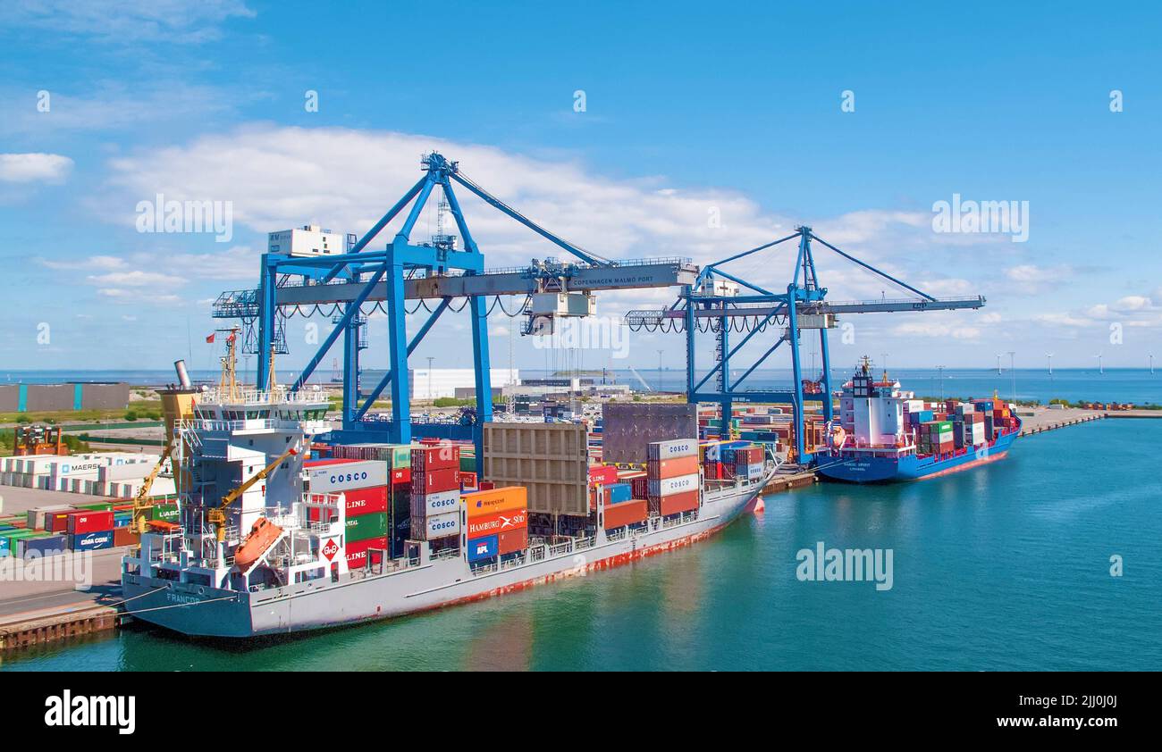 Containerschiffe werden im Hafen von Kopenhagen, Malmo, Dänemark, beladen und entladen. Stockfoto