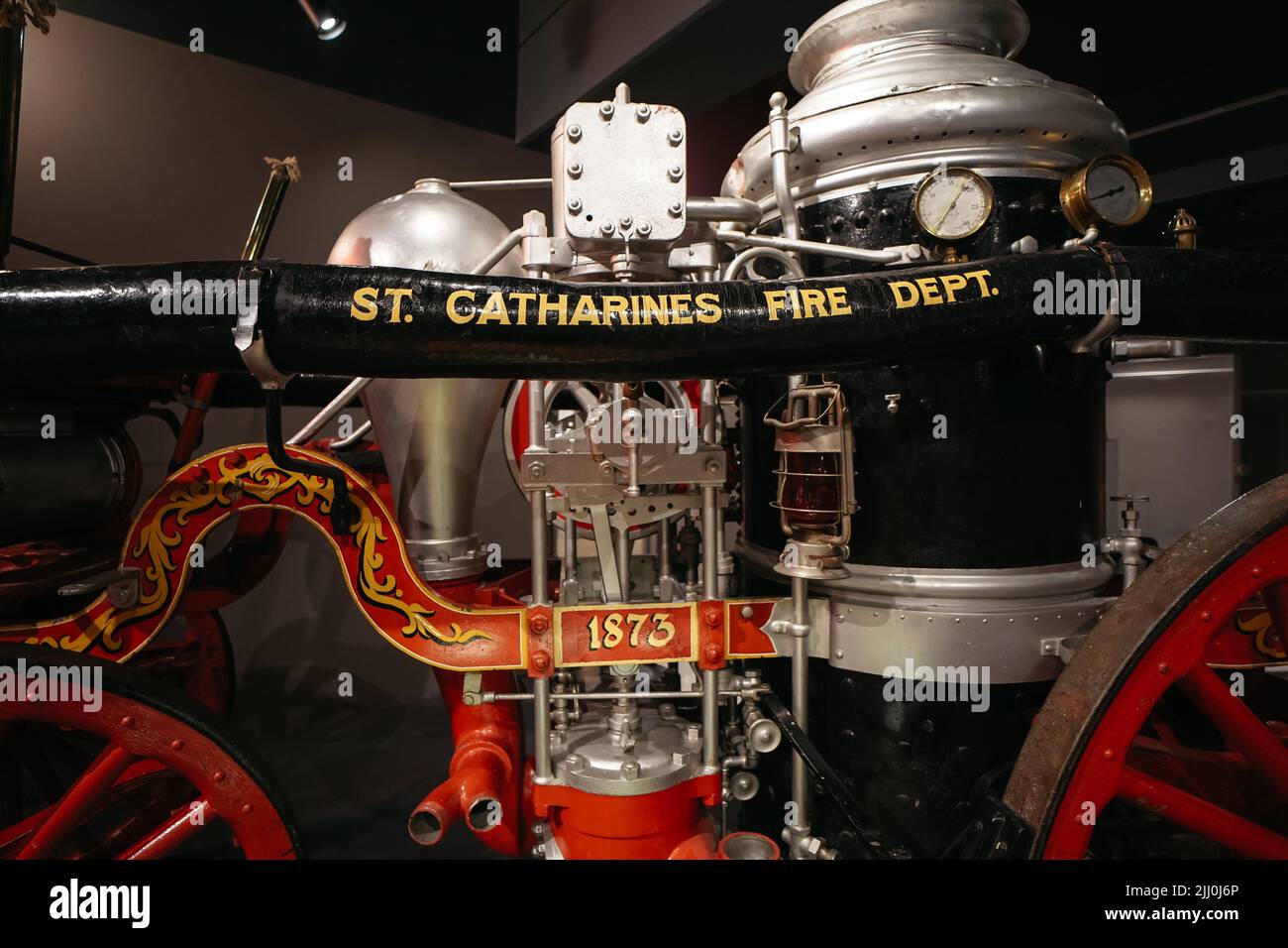 Ein alter Feuerwehrwagen, der im St. Catharine Museum, Ontario, Kanada, ausgestellt wird Stockfoto