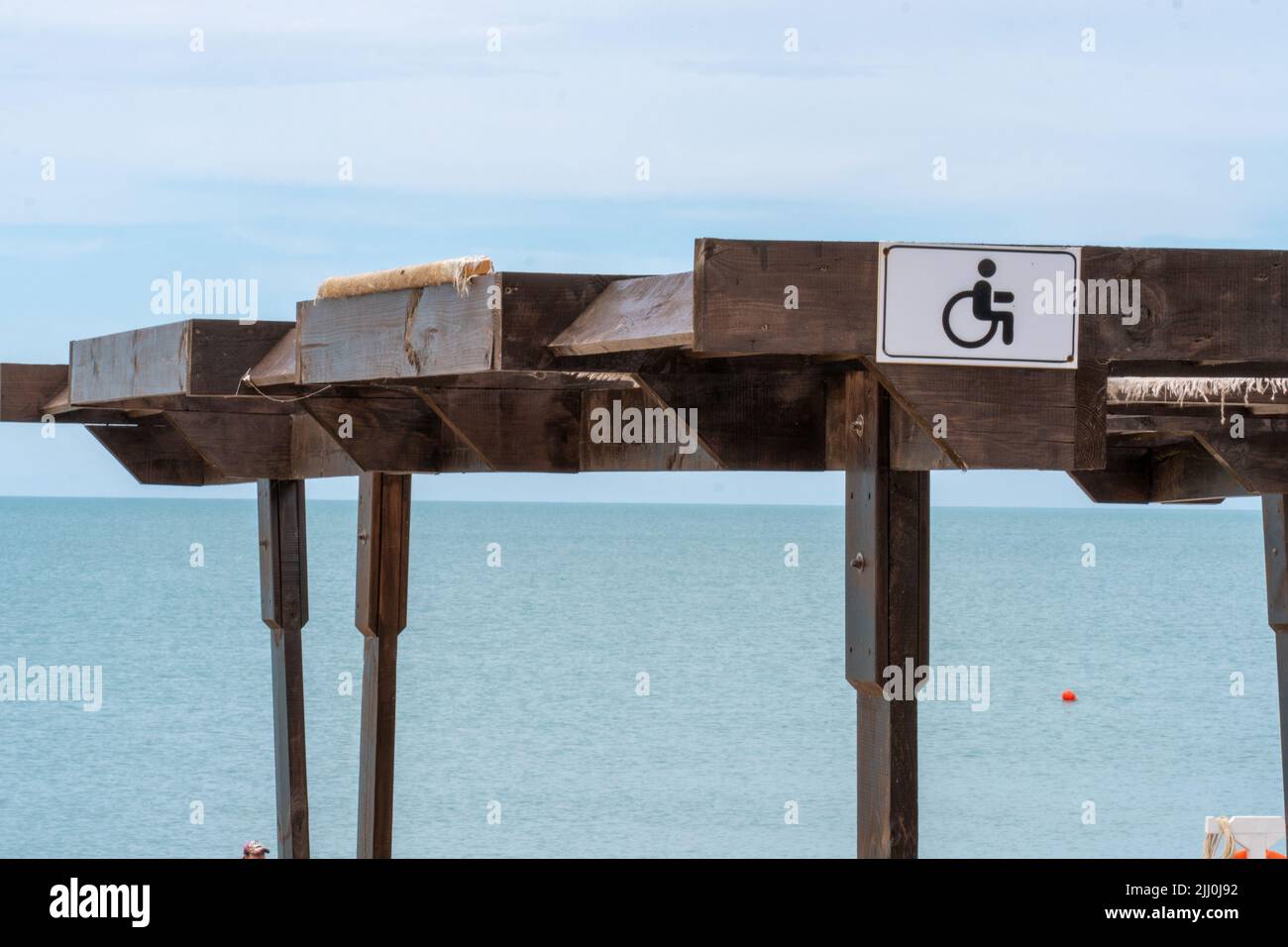 Strand Meer Behinderte Menschen Schild Rollstuhl Behinderte Sommer reserviert, von Symbol Handicap in schweden für tropische Rad, Resort Ozean. Von Stockfoto