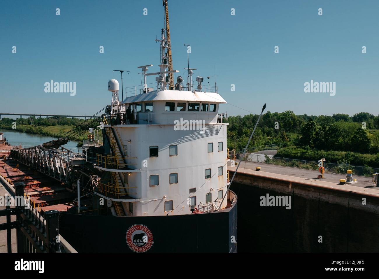 Frachtschiff, das in eine Schleuse im welland-Kanal eindringt Stockfoto